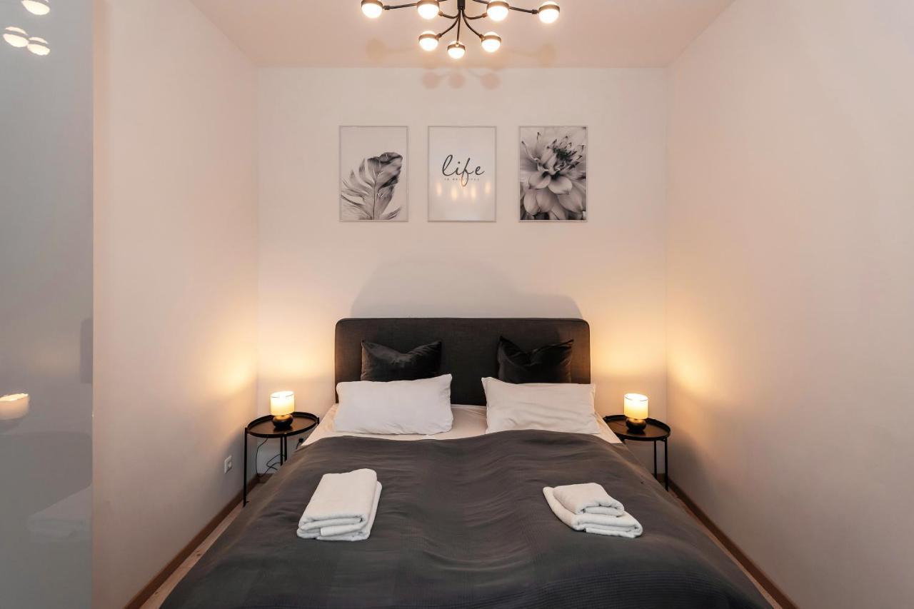 Schoenes Serviced In Apartamento